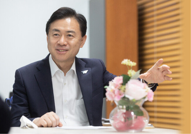 3월 12일 부산 부전역 인근 
선거캠프 사무실에서 ‘신동아’와 
인터뷰 중인 김영춘 더불어민주당 
부산시장 후보. [김영춘 후보 제공]