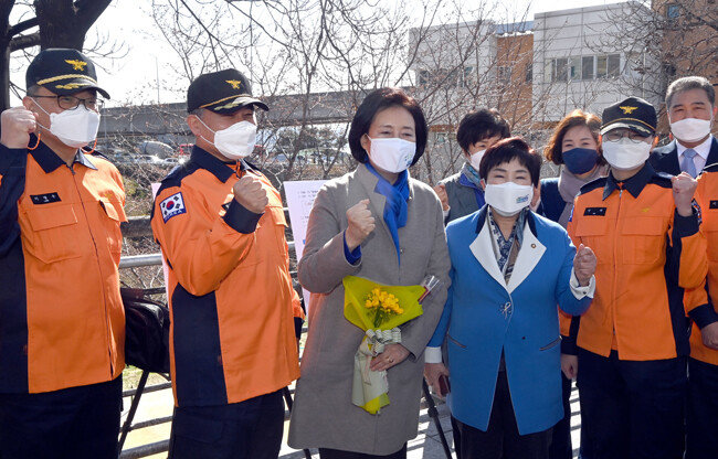 박영선 더불어민주당 서울시장 후보가 3월 22일 오전 서울 광진구 자양한양아파트 정문 앞에서 지역추진 현황을 듣고 119대원들과 파이팅을 외치고 있다. [뉴시스]