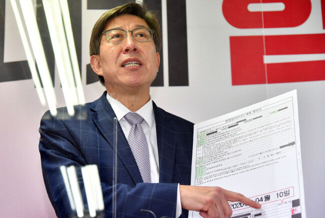 박형준 국민의힘 부산시장 후보가 3월 15일 오후 부산 부산진구 자신의 선거사무소에서 기자회견을 열어 최근 제기된 각종 의혹에 대해 입장을 밝히고 있다. [뉴시스]