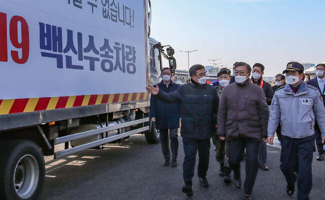 문재인 대통령은 2월 3일 인천국제공항 대한항공 화물터미널에서 열린 코로나19 백신 수송 모의훈련에 참관했다. [청와대 사진기자단]