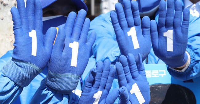 2020년 4월 9일 이낙연 당시 더불어민주당 종로구 국회의원 후보 선거운동원들이 민주당 기호를 강조하는 손동작을 하고 있다. [김재명 동아일보 기자]