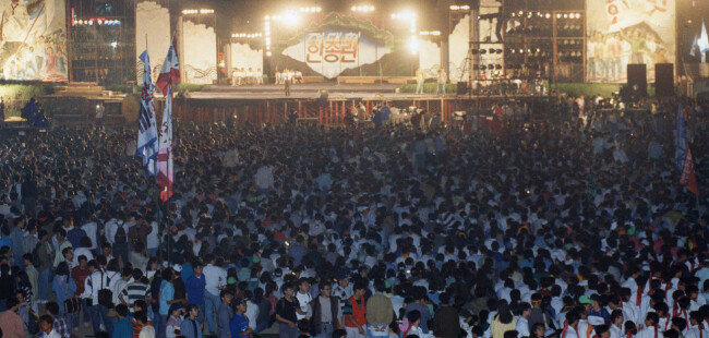 1993년 5월 27일 서울 성북구 고려대에서 4만여 명의 대학생이 참가한 가운데 한국대학총학생회연합(한총련) 출범식 전야제 행사가 열렸다. [동아DB]