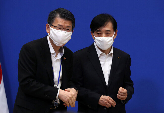 2020년 3월 19일 청와대에서 열린 제1차 비상경제회의에 앞서 은성수 금융위원장(왼쪽)과 이주열 한국은행 총재가 대화를 나누고 있다. [청와대 사진기자단]