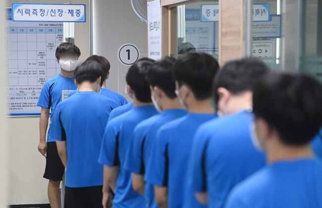 2월 17일 경기 수원시 경인지방병무청에서 입영대상자들이 신체검사를 받고 있다. [뉴스1]