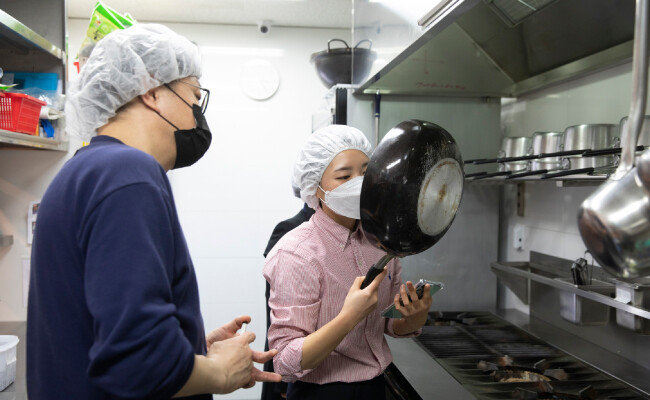 김송희 한국식품안전관리인증원 위생평가팀 심사원(오른쪽)이 서울 영등포구 한 식당에서 청결도를 평가하고 있다. [지호영 기자]
