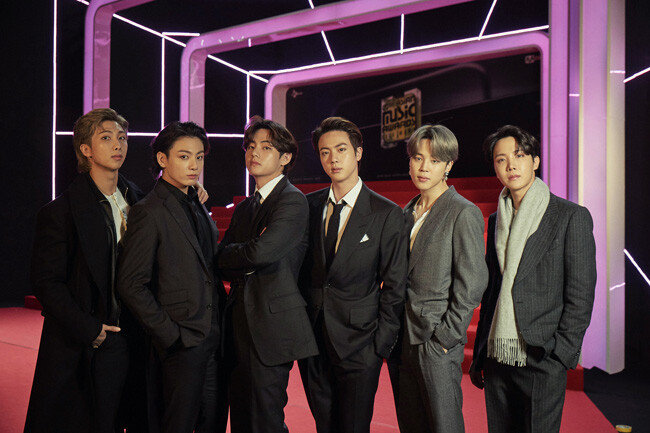 지난해 12월 6일 열린 ‘엠넷 아시안 뮤직 어워드’ 포토월 행사에서 포즈를 취하고 있는 방탄소년단(BTS) 멤버들. BTS는 자기만의 ‘세계관’으로 해외 팬들 마음을 사로잡았다. [동아DB] 