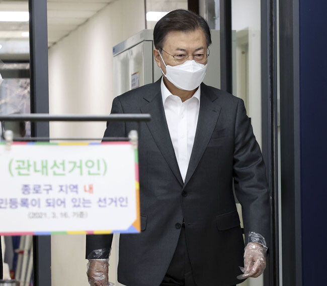 4월 2일 서울 종로구 삼청동 주민센터에 마련된 4·7 재·보궐선거 사전투표소에 문재인 대통령이 들어서고 있다. [청와대 사진기자단]