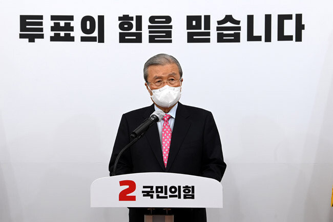  4월 2일 김종인 국민의힘 비상대책위원장이 국회에서 4·7 재·보궐선거 투표참여 대국민 호소문을 발표하고 있다. [안철민 동아일보 기자]