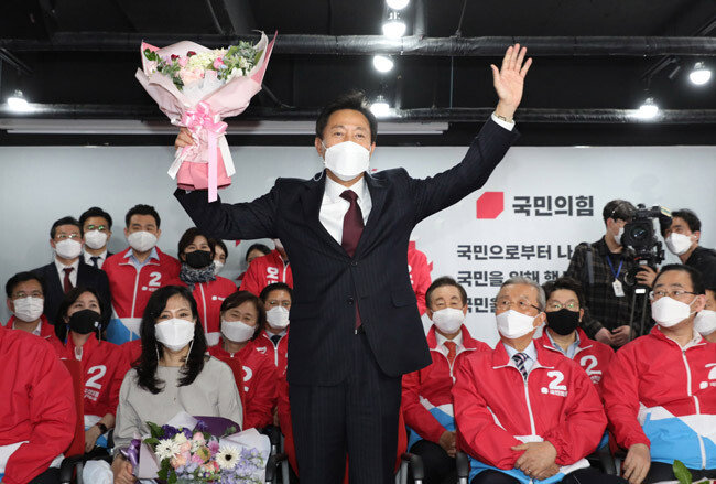 4월 7일 서울시장 보궐선거에서 당선이 유력해지자 오세훈 국민의힘 후보가 서울시민들에게 감사인사를 하고 있다. [뉴시스]