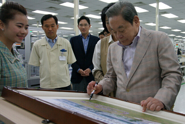 2012년 10월 13일 베트남 하노이시 북동쪽 박닌성 옌퐁공단에 있는 삼성전자 SEV(Samsung Electronics Vietnam) 법인을 방문한 이건희 당시 삼성전자 회장. [삼성전자 제공]