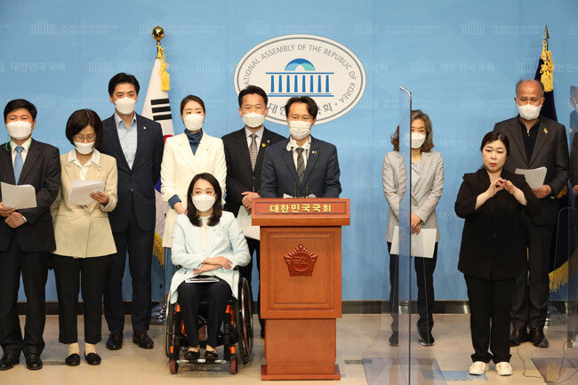 4월 9일 서울 여의도 국회 소통관에서 전용기, 오영환, 이소영, 장경태, 장철민 등 더불어민주당 초선 의원들이 ‘더불어민주당 2030의원 입장문’을 발표하고 있다. [뉴시스]