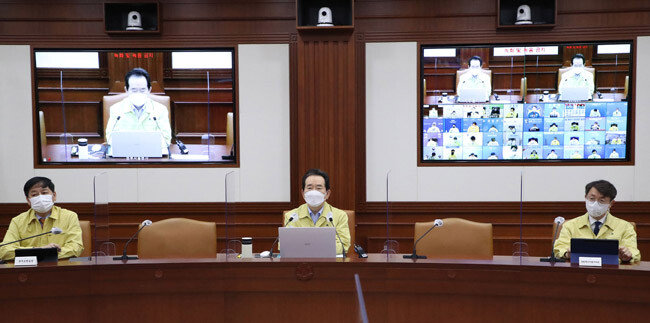 정세균 국무총리(가운데)는 4월 8일 정부서울청사에서 열린 코로나19 대응 중대본 회의에서 현재 코로나 상황을 '풍전등화'에 비유했다. [뉴스1]
