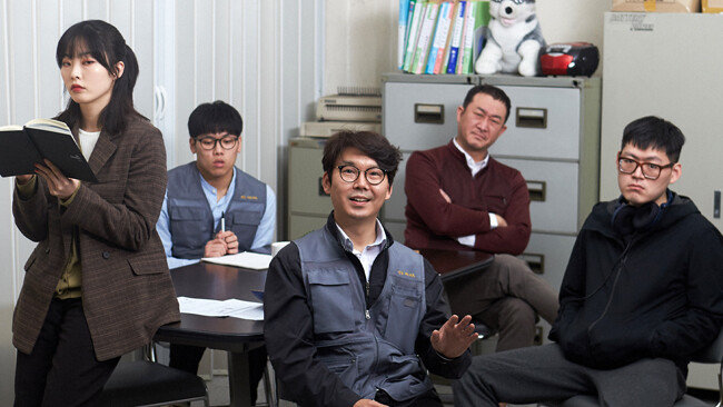 유튜브에 공개될 때마다 조회수 100만을 가뿐히 돌파하며 화제를 모으고 있는 ‘좋좋소’의 주요 등장인물. 왼쪽부터 이미나 대리, 조충범 주임, 이길 과장, 정필돈 사장, 정정우 이사다. [왓챠 제공]