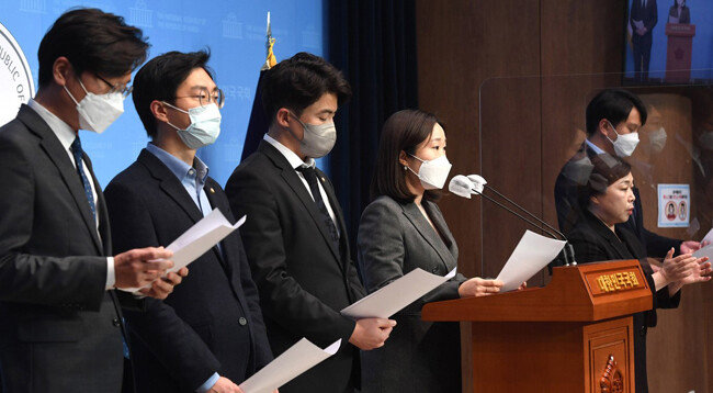 4월 9일 오영환, 이소영, 장경태, 장철민, 전용기 등 더불어민주당 초선의원 5명은 서울 여의도 국회에서 ‘더불어민주당 2030의원 입장문’을 발표했다.
[뉴스1]
