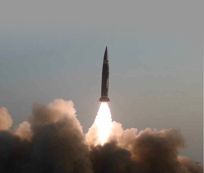 3월 26일자 노동신문이 공개한 미사일 발사 장면. [평양 노동신문=뉴스1]
