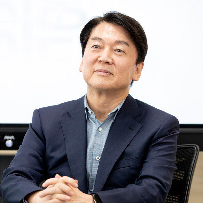 안철수 국민의당 대표는 휴대전화에 저장된 대선 유세 일정과 문재인 대통령의 책 내용을 보여주며 2012년 대선에서 문 대통령을 돕지 않았다는 주장을 조목조목 반박했다. [지호영 기자]