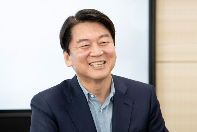 안철수 국민의당 대표는 “야권 대통합은 생각만 같으면 시기와 방법은 문제 되지 않는다”고 말했다. [지호영 기자]