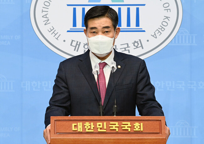 신원식 국민의힘 의원은 4월 13일 서울 여의도 국회 소통관에서 기자회견을 열고 국방 당국의 전시 상황 대비 실제 훈련을 촉구했다. [뉴스1]