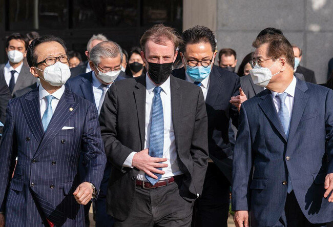 서훈 국가안보실장과 제이크 설리번 미국 백악관 국가안보보좌관, 기타무라 시게루 일본 국가안보국장(사진 앞줄 오른쪽부터)이 4월 2일(현지 시간) 미국 메릴랜드 아나폴리스 해군사관학교에서 열린 한미일 3국 안보실장 회의를 하기 위해 이동하고 있다. [외교부 제공]