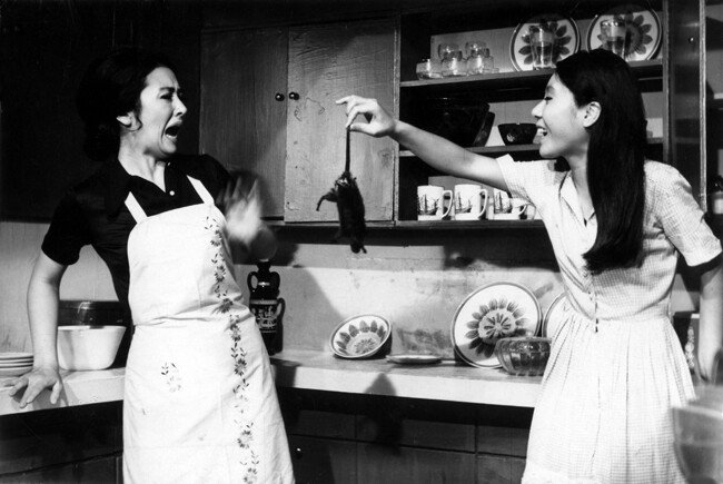 윤여정(오른쪽)의 영화 데뷔작인 김기영 감독의 1971년 작품 ‘화녀’. [(주)콘텐츠존 제공]