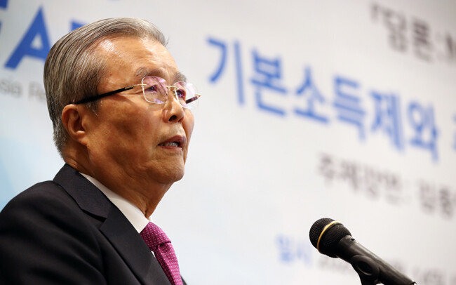 지난해 7월 14일 김종인 당시 미래통합당(현 국민의힘) 비상대책위원장이 서울 중구 은행회관에서 열린 ‘기본소득제와 주거·부동산 정책세미나’에서 주제 강연을 하고 있다. [뉴스1]