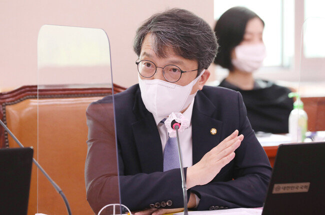 김의겸 열린민주당 의원이 4월 27일 국회에서 열린 문화체육관광위원회 전체회의에서 현안 질의를 하고 있다. [사진공동취재단]