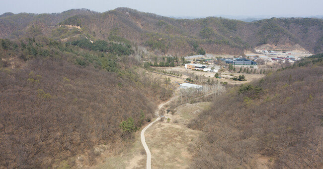 경기 연천군의 사업장 폐기물 처리시설 예정 부지. 분지 지역인 데다 민가와도 멀리 떨어져 있다. [지호영 기자]
