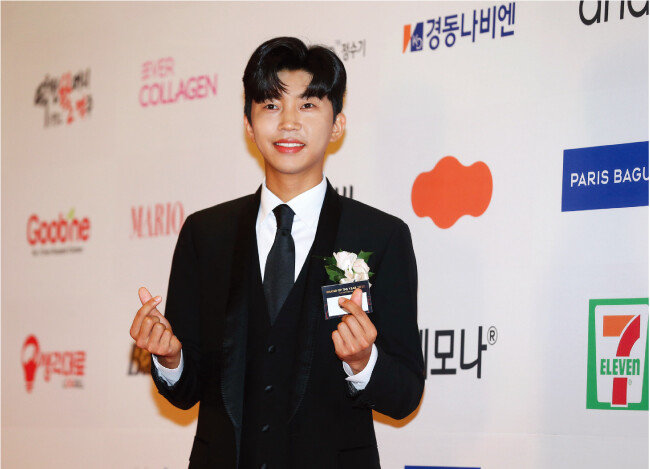 지난해 10월 올해의 브랜드대상 시상식에서 트로트가수 부문과 광고모델 부문 2관왕을 차지한 임영웅. [동아닷컴 국경원 기자]