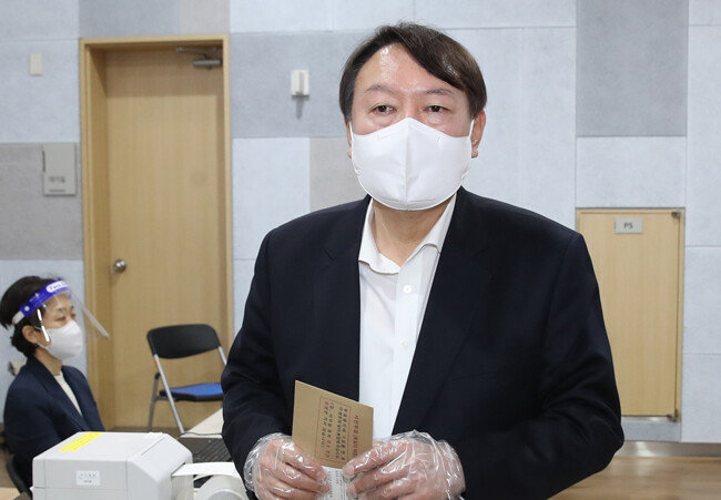  윤석열 전 검찰총장이 4·7 서울시장 보궐선거 사전투표 첫날인 2일 서울 서대문구 남가좌1동 주민센터에 마련된 4월 투표소에서 투표하고 있다. [동아DB]