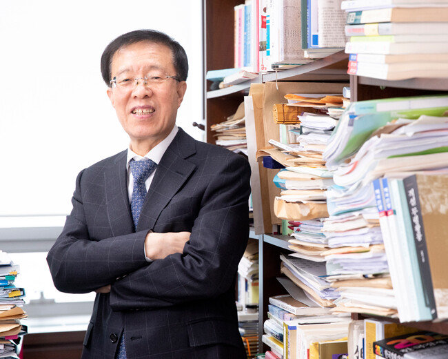 최근 펴낸 책 ‘헌법은 상식이다’를 통해 문재인 정부 4년간 훼손된 헌법 정신 문제와 개헌 이슈를 제기한 이석연 법무법인 서울 대표변호사. [지호영 기자]