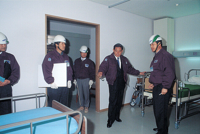 1993년 4월 12일 서울 강남구 일원동 삼성서울병원 건설 현장을 방문한 이건희 회장. [삼성전자 제공]