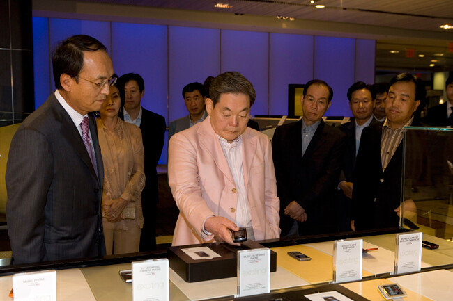 2006년 9월 19일 이건희 회장이 뉴욕 맨하탄에 있는 삼성체험관을 방문해 전시된 최신 휴대폰을 직접 시현해보고 있다. [삼성전자 제공]