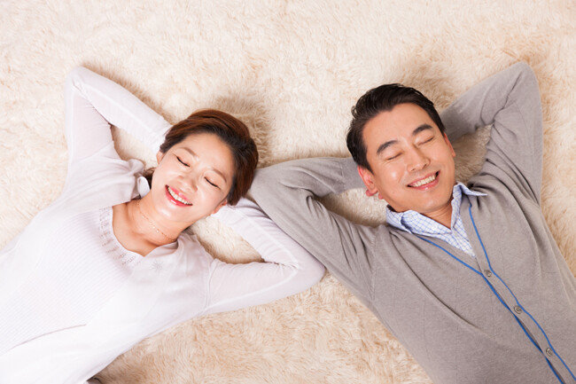  중년 부부는 문성해 시인이 말했듯 “어둠 아래 둥그런 등 맞대고 나누는 한솥밥이 다디달다”는 것을 이해하며 함께 늙어간다.  [GettyImage]
