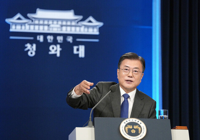 문재인 대통령이 5월 10일 청와대 춘추관에서 취임 4주년 특별연설을 마친 후 질문을 위해 손을 든 기자를 지명하고 있다. 이날 문 대통령은 “남북 관계에 찬물을 끼얹는 일은 결코 바람직하지 않다. 정부로서는 엄정한 법 집행을 하지 않을 수 없다”고 말했다. [뉴스1]
