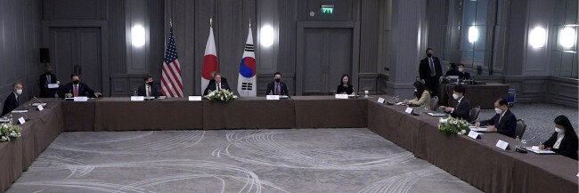 G7 외교·개발장관회의 참석차 영국을 방문 중인 정의용 외교부 장관과 토니 블링컨 미 국무부 장관, 모테기 도시미쓰 일본 외무상이 5월 5일(현지시간) 한미일 외교장관 회의를 하고 있다. [외교부 영상 캡쳐]