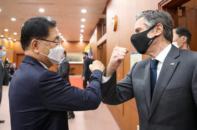 정의용 외교부 장관과 토니 블링컨 미국 국무장관이 5월 3일(현지 시간) 런던에서 회담에 앞서 인사하고 있다. [외교부 트위터]