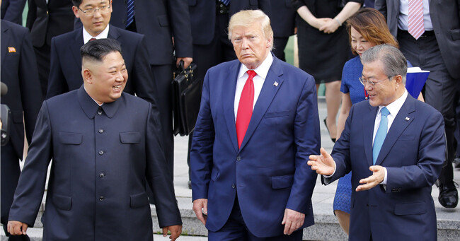 문재인 대통령이 2019년 6월 30일 판문점 자유의 집에서 열린 김정은 당시 북한 국무위원장·도널드 트럼프 미국 대통령과의 정상회담을 마치고 나오며 이야기를 나누고 있다. [뉴시스]
