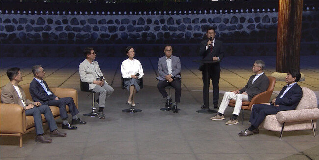 5월 7일 종근당 창립 80주년을 맞아 열린 임직원 좌담회 모습. 종근당 이장한 회장(맨 오른쪽), 김영주 대표(오른쪽에서 세 번째) 등이 참석해 직원들과 이야기를 나눴다. [종근당 제공]