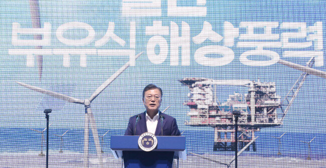 문재인 대통령이 5월 6일 오후 울산광역시 남구 3D프린팅 지식산업센터에서 열린 ‘울산 부유식 해상풍력 전략 보고’에 참석하고 있다. [뉴시스]
