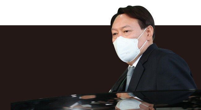 3월 4일 윤석열 전 검찰총장이 서울 서초구 대검찰청 현관에서 열린 퇴임식을 마치고 차량에 탑승하고 있다. [뉴스1]