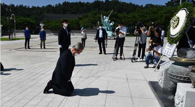 2020년 8월 19일 김종인 당시 미래통합당 비상대책위원장이 광주 북구 국립5·18민주묘지에서 무릎을 꿇고 참배하고 있다. [뉴스1]