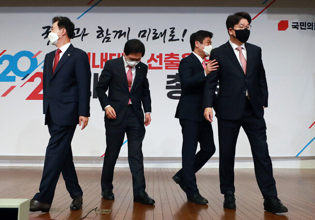 4월 30일 서울 여의도 국회도서관 대강당에서 열린 국민의힘 원내대표 선거에서 후보들이 기념촬영을 한 뒤 연단을 나서고 있다. 왼쪽부터 김태흠, 김기현, 유의동, 권성동 의원. 각 후보가 서로 딴 곳을 보는 모습이 흥미롭다. [안철민 동아일보 기자]