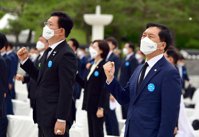 5월 18일 오전 광주 북구 운정동 국립5·18 민주묘지에서 ‘우리들의 오월’을 주제로 41주기 기념식이 열린 가운데 송영길 더불어민주당 대표(왼쪽)와 김기현 국민의힘 당 대표 권한대행 겸 원내대표가 ‘임을 위한 행진곡’을 제창하고 있다. [뉴스1]
