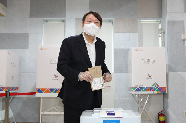 윤석열 전 검찰총장이 4·7 서울시장 보궐선거 사전투표 첫날인 4월 2일 서울 서대문구 남가좌1동 주민센터에 마련된 사전투표소에서 투표하고 있다. [김동주 동아일보 기자]