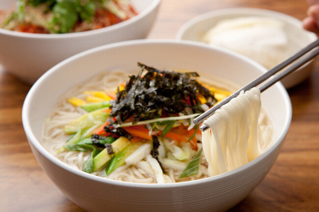 구수한 멸치 국물에 할랑하게 말아 내는 ‘엄마표 잔치국수’는 우리 외삼촌들에게 추억의 음식이다. [GettyImage] 