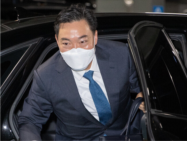 김오수 검찰총장 후보자가 5월 12일 인사청문회 준비를 위해 서울 서초구 서울고등검찰청으로 출근하고 있다. [뉴스1]