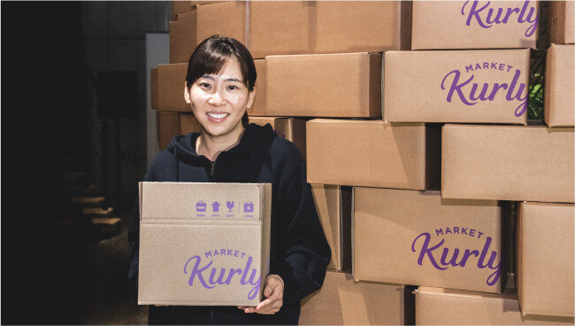김슬아 마켓컬리 대표이사가 ‘마켓컬리’ 로고가 새겨진 배송 상자를 들고 있다. 마켓컬리는 올해 안에 미국 증시에 상장하겠다는 계획을 지난 3월 밝힌 바 있다. [마켓컬리 제공]