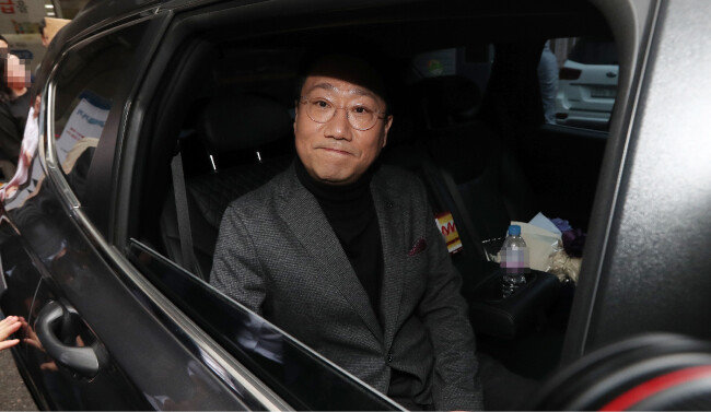 지난해 4월 17일 양정철 당시 민주연구원장이 서울 여의도 더불어민주당 중앙당사를 나서고 있다. 그는 이날 “야인(野人)으로 돌아가겠다”며 사직 의사를 밝혔다. [뉴스1]