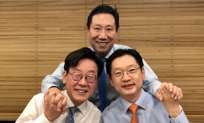 2019년 10월 28일 양정철 당시 민주연구원장과 이재명 경기지사, 김경수 경남지사가 경기 수원시 모처에서 저녁식사를 한 뒤 카메라를 보며 포즈를 취하고 있다. [민주연구원 제공]