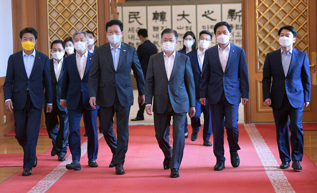 문재인 대통령이 5월 26일 청와대에서 열린 5당 대표 초청 오찬간담회에 앞서 각 당 대표들과의 환담 후 오찬장으로 이동하고 있다. 이날 문 대통령은 “신종 코로나바이러스 감염증으로 대규모 한미 연합군사훈련이 어렵지 않겠느냐”고 말했다. 왼쪽부터 정의당 여영국, 열린민주당 최강욱, 더불어민주당 송영길 대표, 문 대통령, 국민의힘 김기현 대표 권한대행 겸 원내대표, 국민의당 안철수 대표. [청와대 사진기자단]